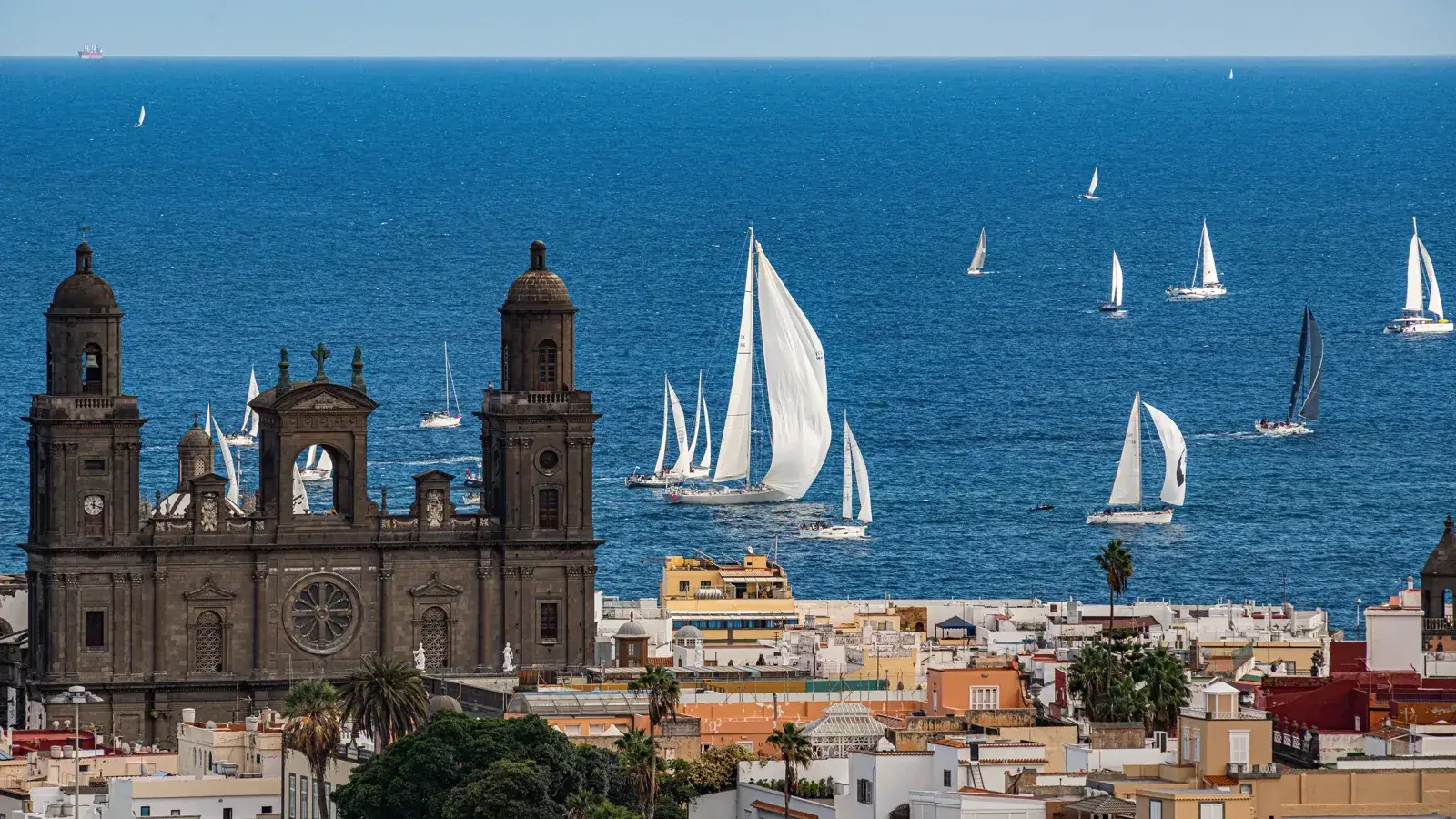 Vegueta, el casco histórico de Las Palmas de Gran Canaria, junto a la playa urbana de Las Canteras.